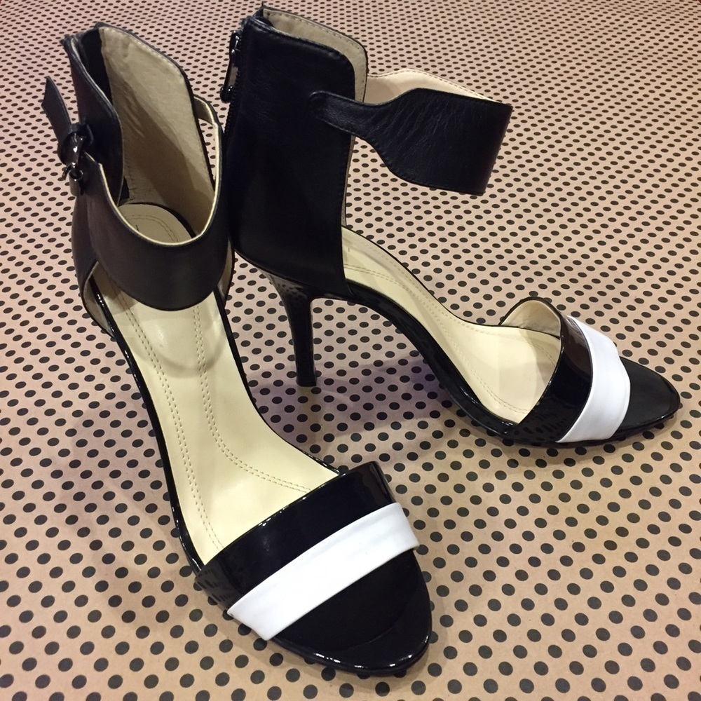 New TAHARI Black and White Heels